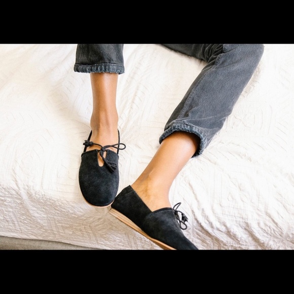 New with Box Toms Kelli black suede tassel slip on mini wedge flats size 9 - Picture 1 of 16